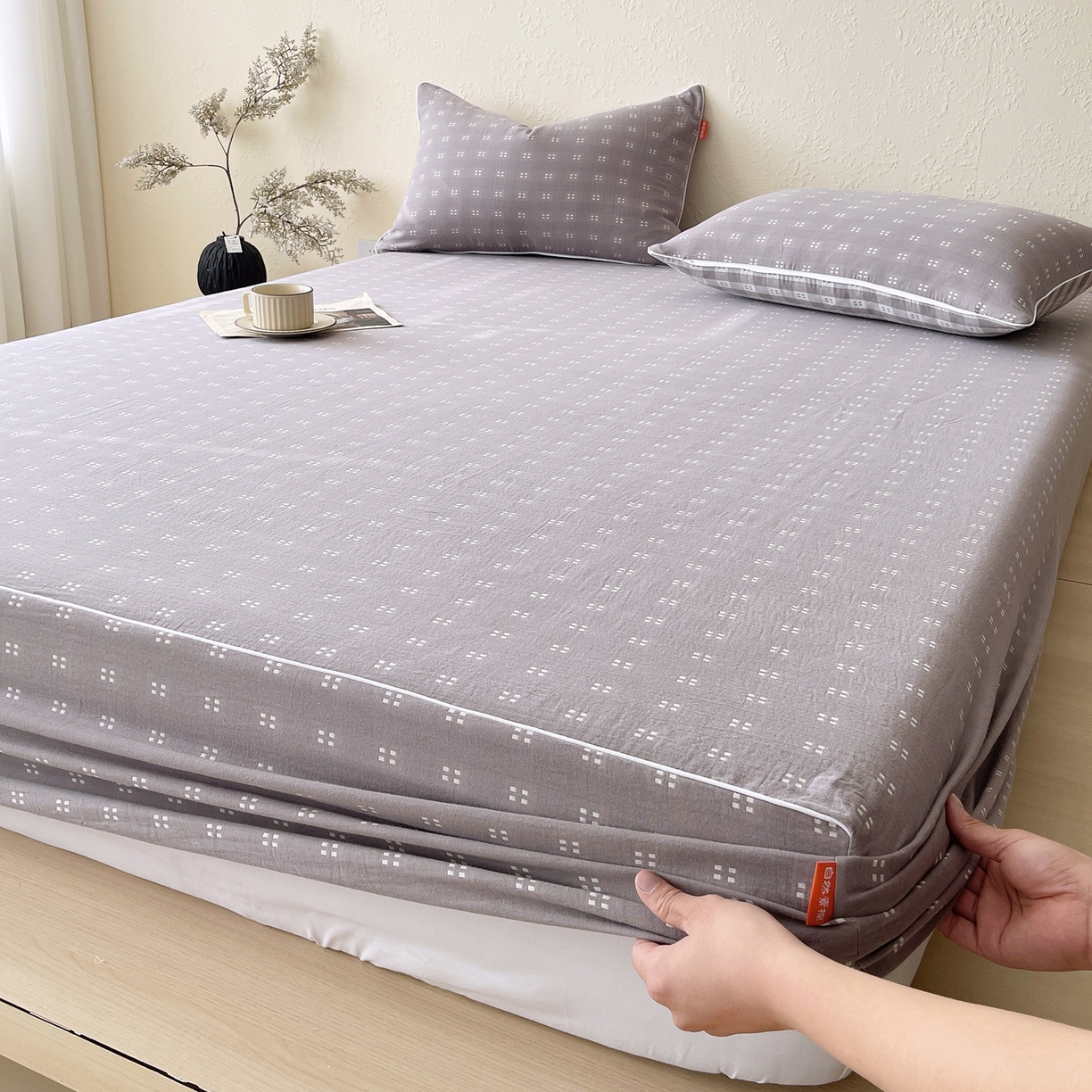 91家纺网 家纺一手货源 找家纺 春皖家纺 2026春夏新款（正反两用）A类提花双层纱单床笠 思柔-烟灰