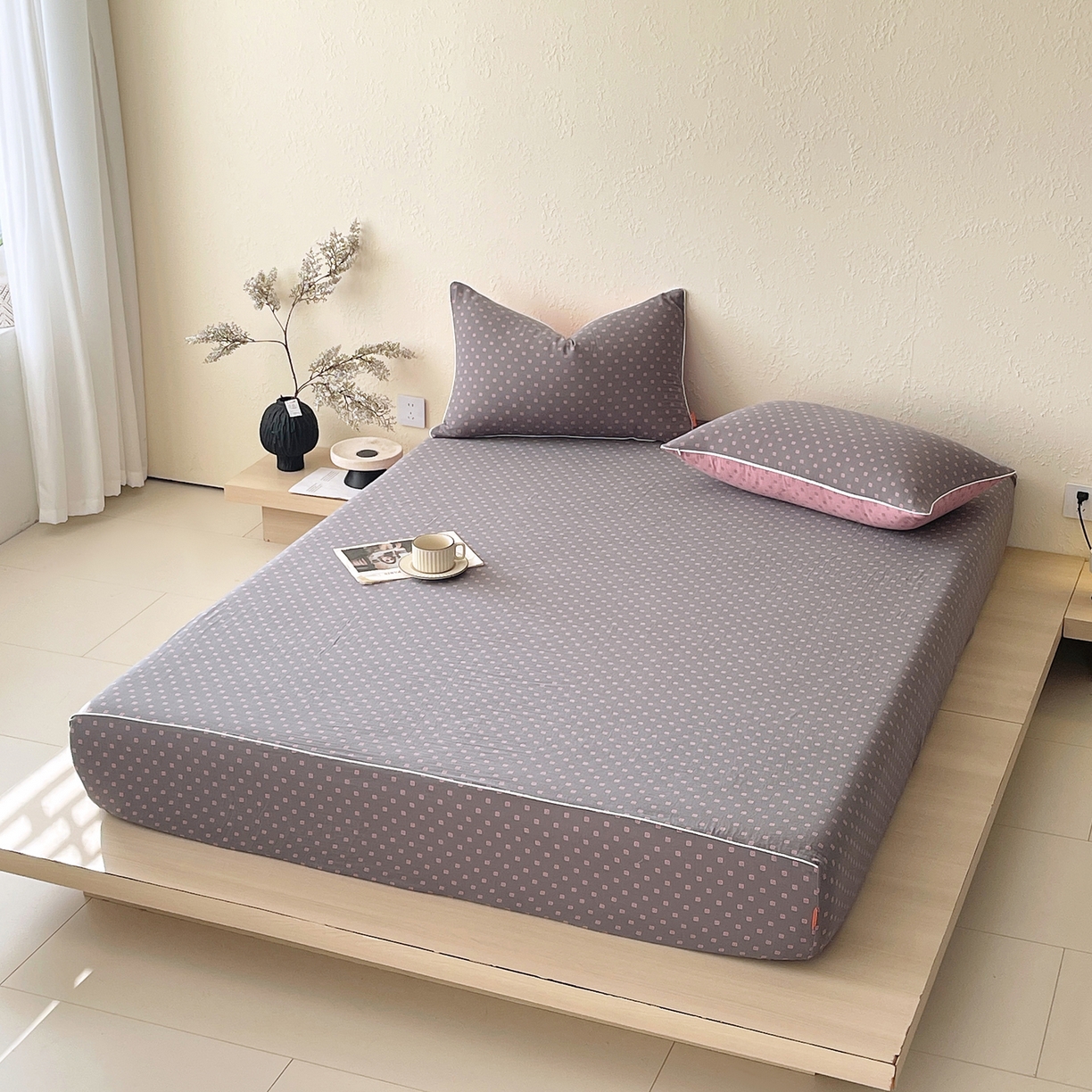 91家纺网 家纺一手货源 找家纺 春皖家纺 2026春夏新款（正反两用）A类提花双层纱单床笠 回家-粉灰