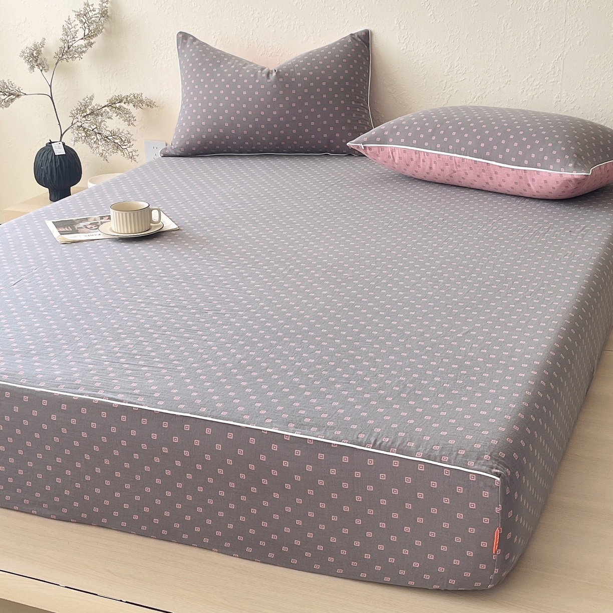 91家纺网 家纺一手货源 找家纺 春皖家纺 2026春夏新款（正反两用）A类提花双层纱单床笠 回家-粉灰