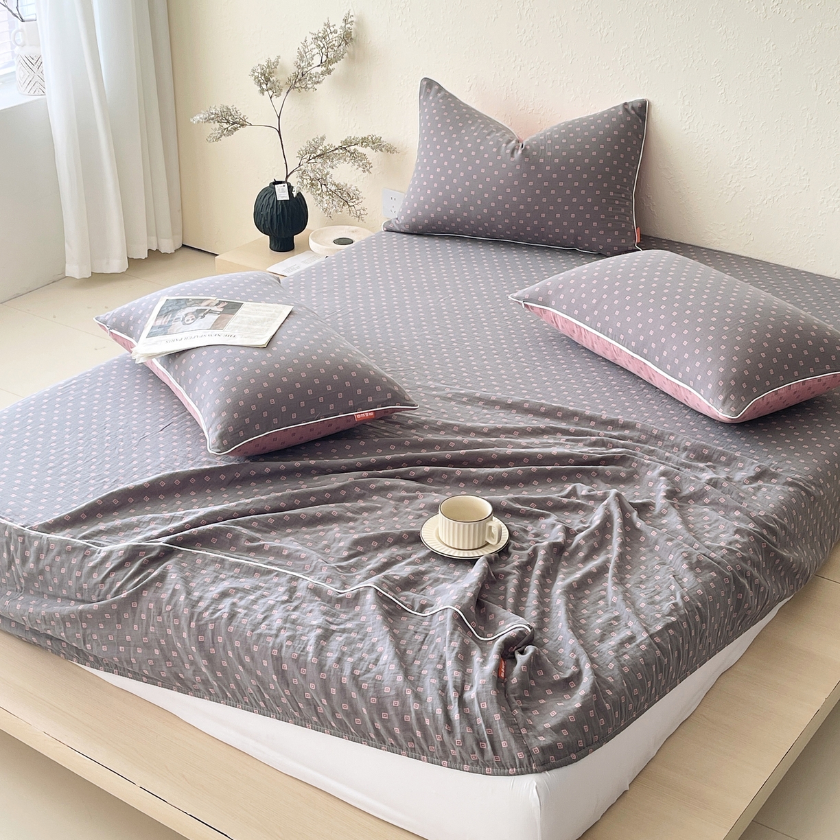 91家纺网 家纺一手货源 找家纺 春皖家纺 2026春夏新款（正反两用）A类提花双层纱单床笠 回家-粉灰