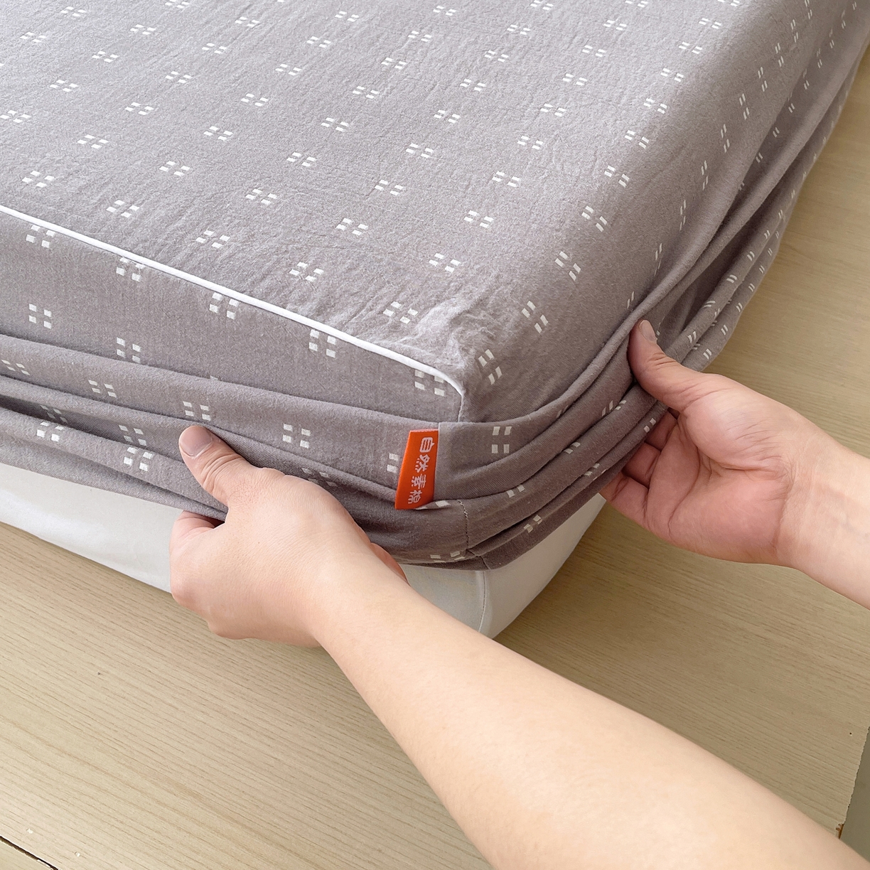 91家纺网 家纺一手货源 找家纺 春皖家纺 2026春夏新款（正反两用）A类提花双层纱单床笠 思柔-烟灰