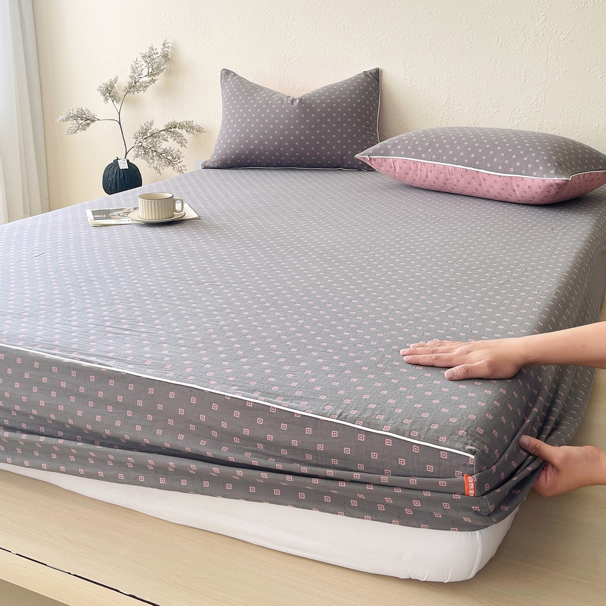 91家纺网 家纺一手货源 找家纺 春皖家纺 2026春夏新款（正反两用）A类提花双层纱单床笠 回家-粉灰