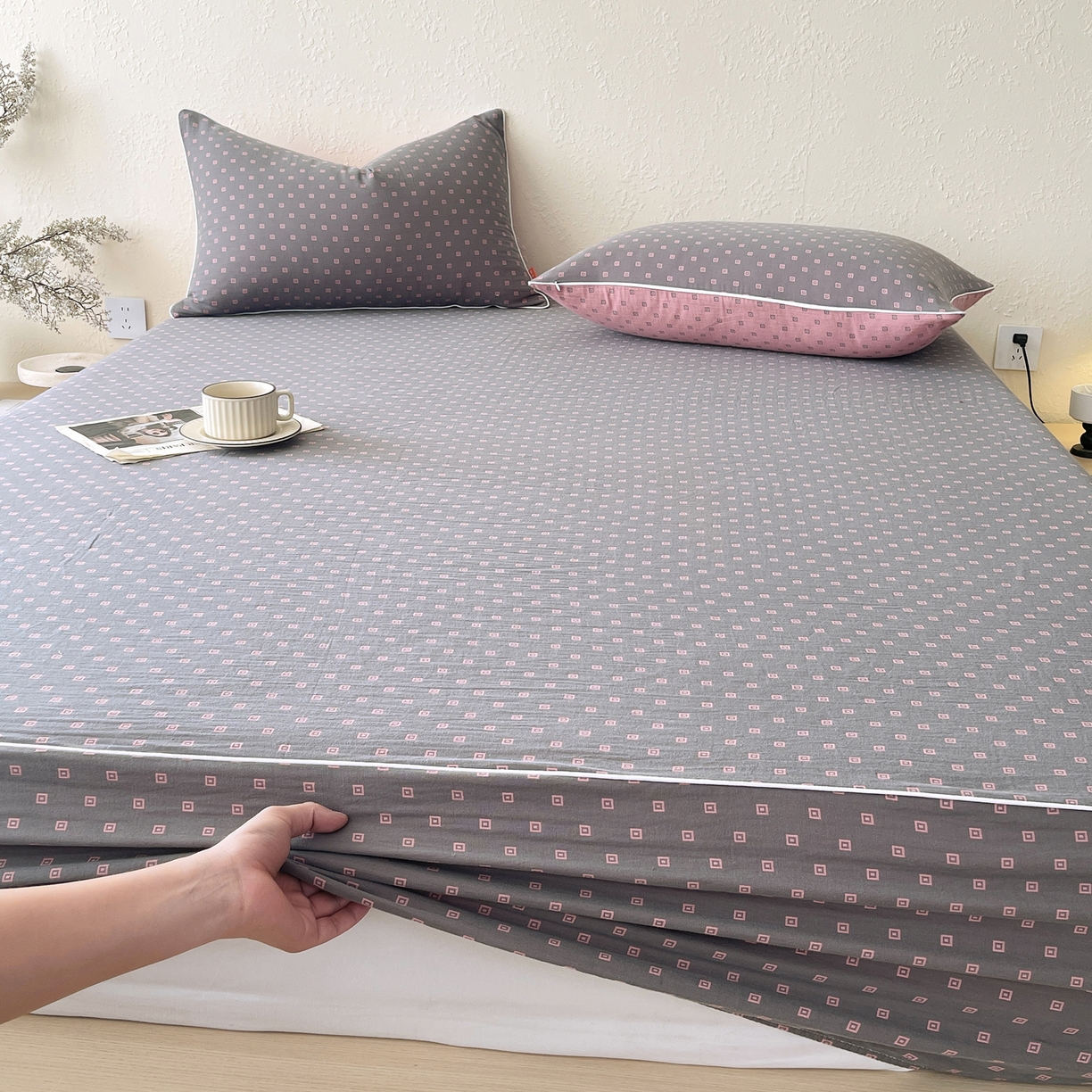 91家纺网 家纺一手货源 找家纺 春皖家纺 2026春夏新款（正反两用）A类提花双层纱单床笠 回家-粉灰