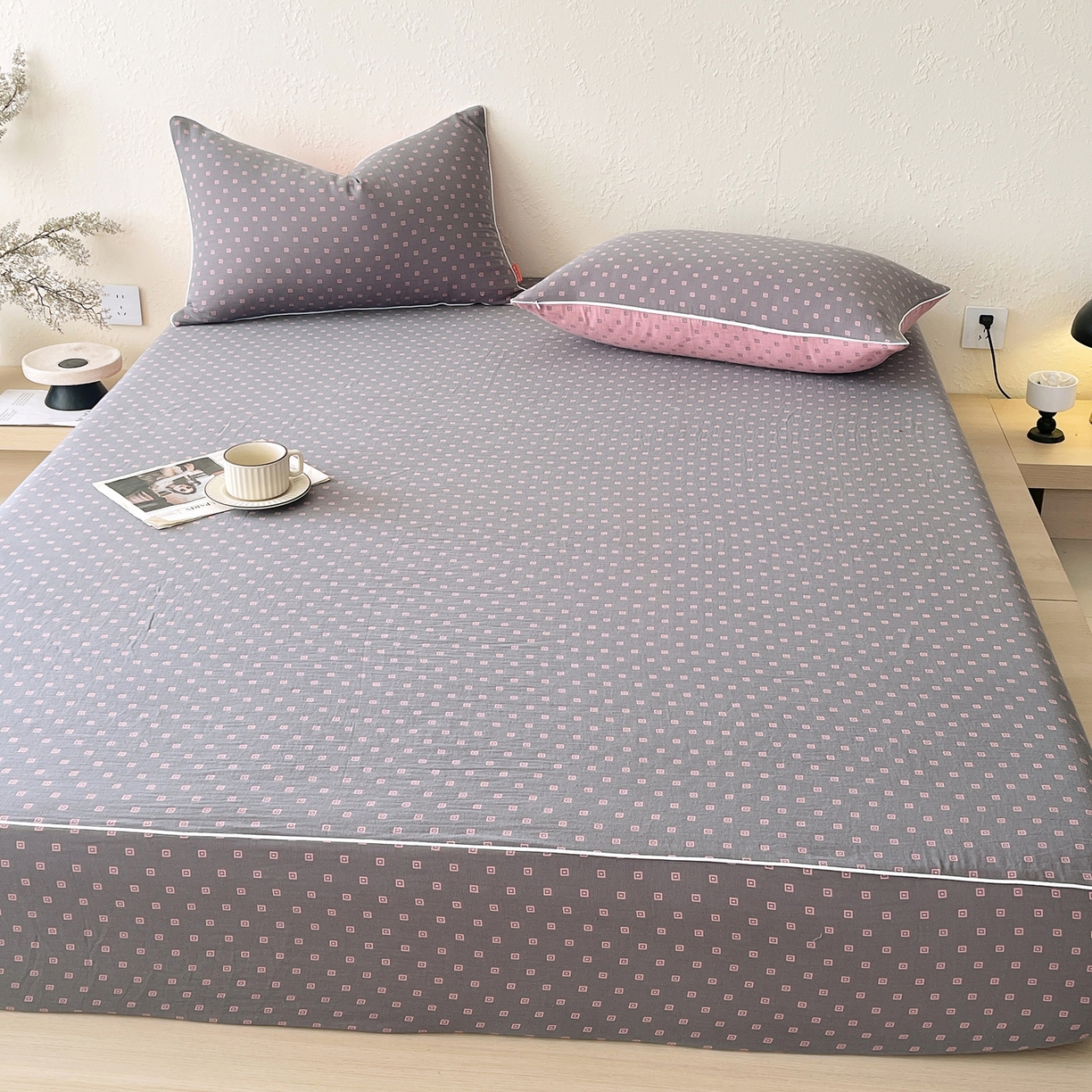 91家纺网 家纺一手货源 找家纺 春皖家纺 2026春夏新款（正反两用）A类提花双层纱单床笠 回家-粉灰