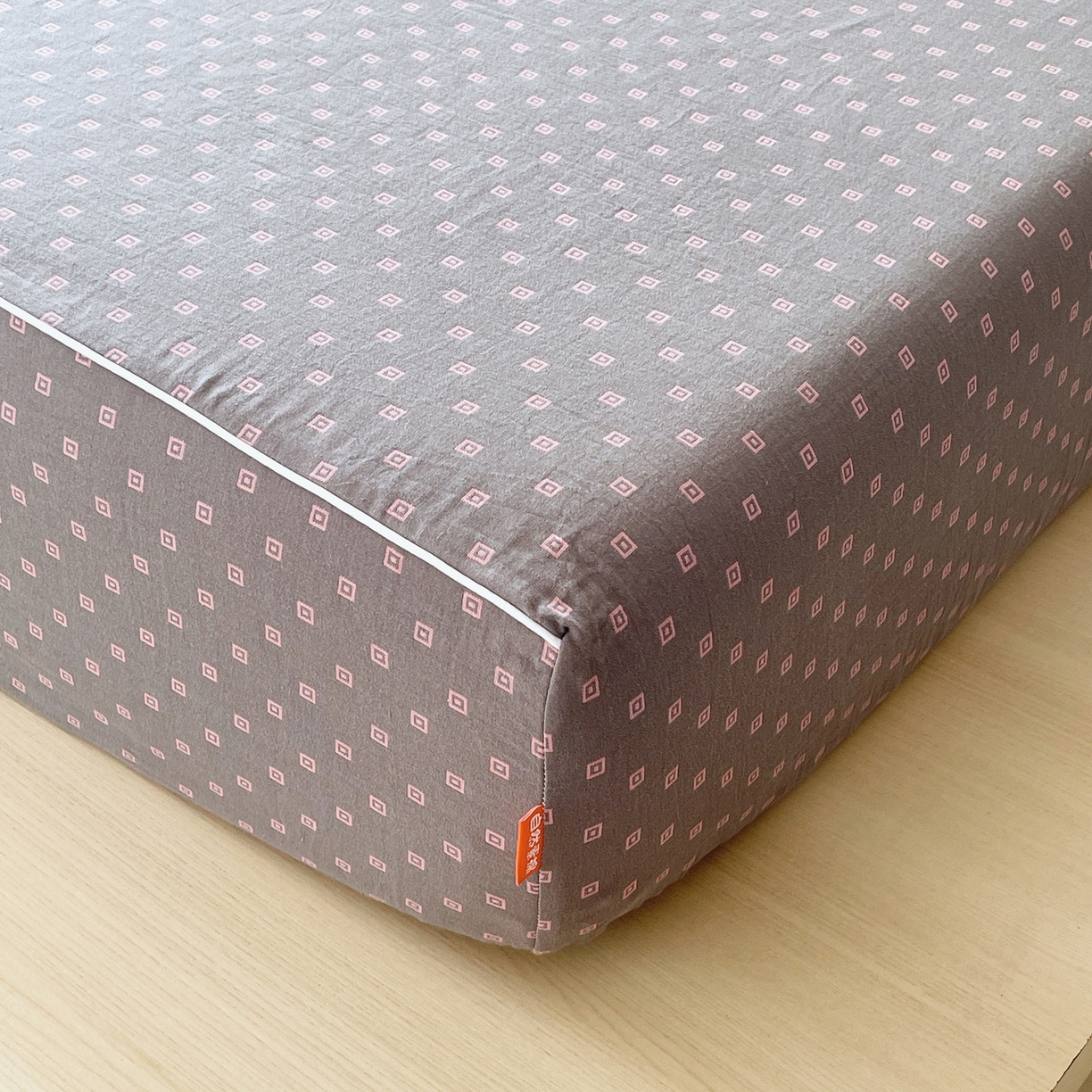 91家纺网 家纺一手货源 找家纺 春皖家纺 2026春夏新款（正反两用）A类提花双层纱单床笠 回家-粉灰