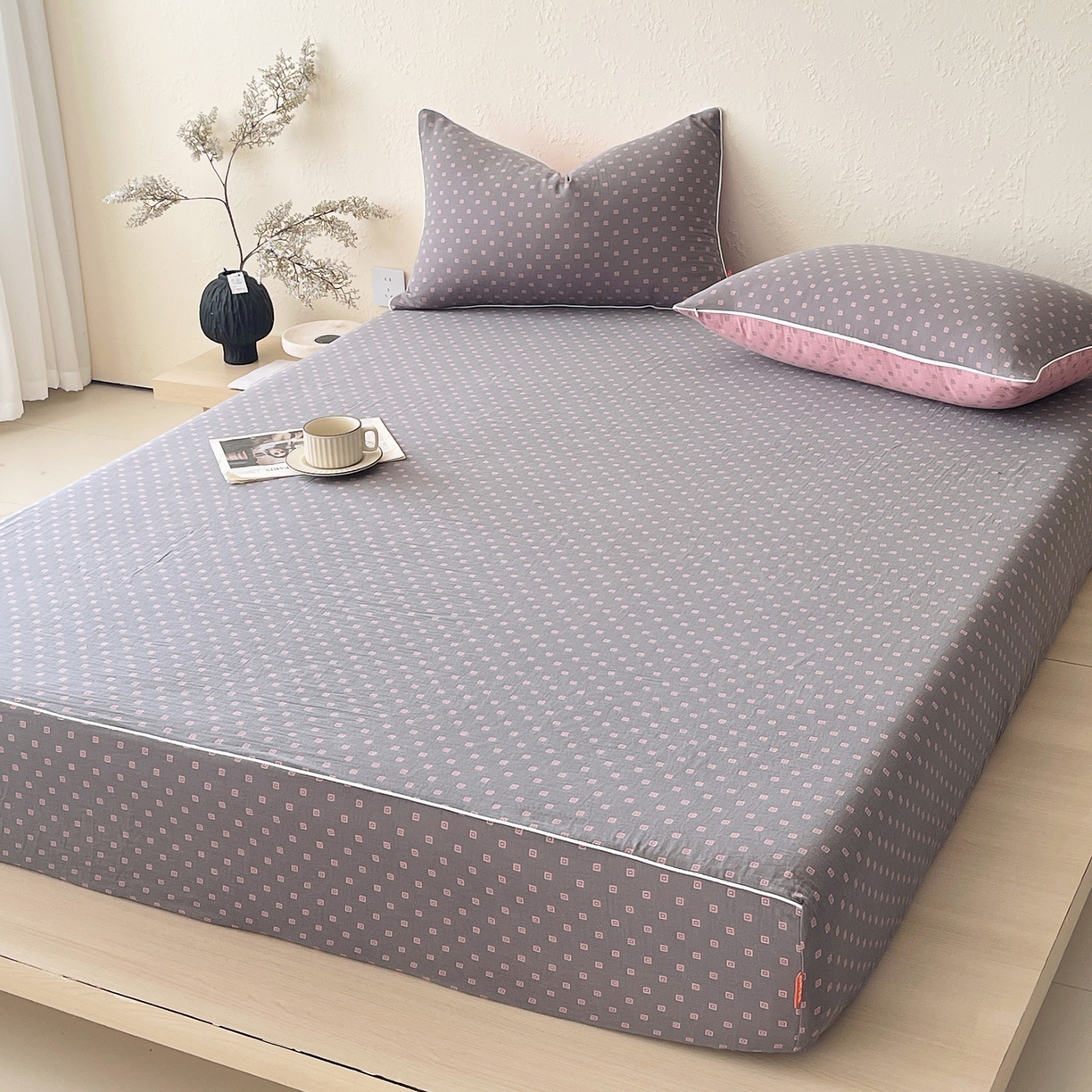 91家纺网 家纺一手货源 找家纺 春皖家纺 2026春夏新款（正反两用）A类提花双层纱单床笠 回家-粉灰