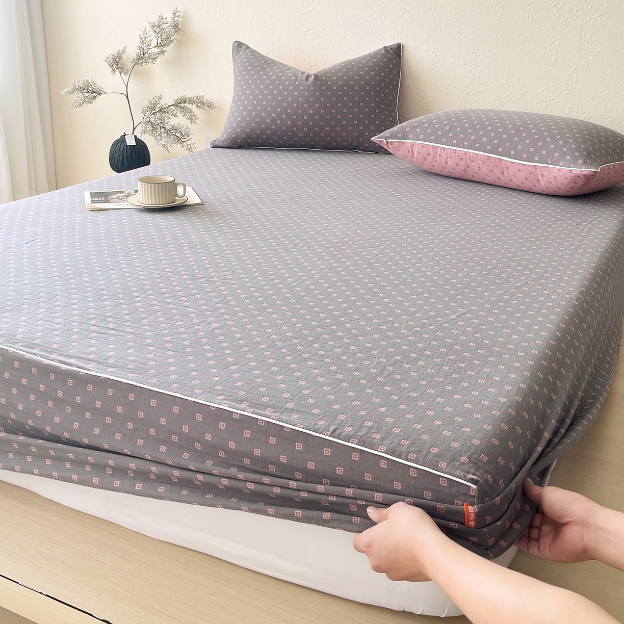 91家纺网 家纺一手货源 找家纺 春皖家纺 2026春夏新款（正反两用）A类提花双层纱单床笠 回家-粉灰