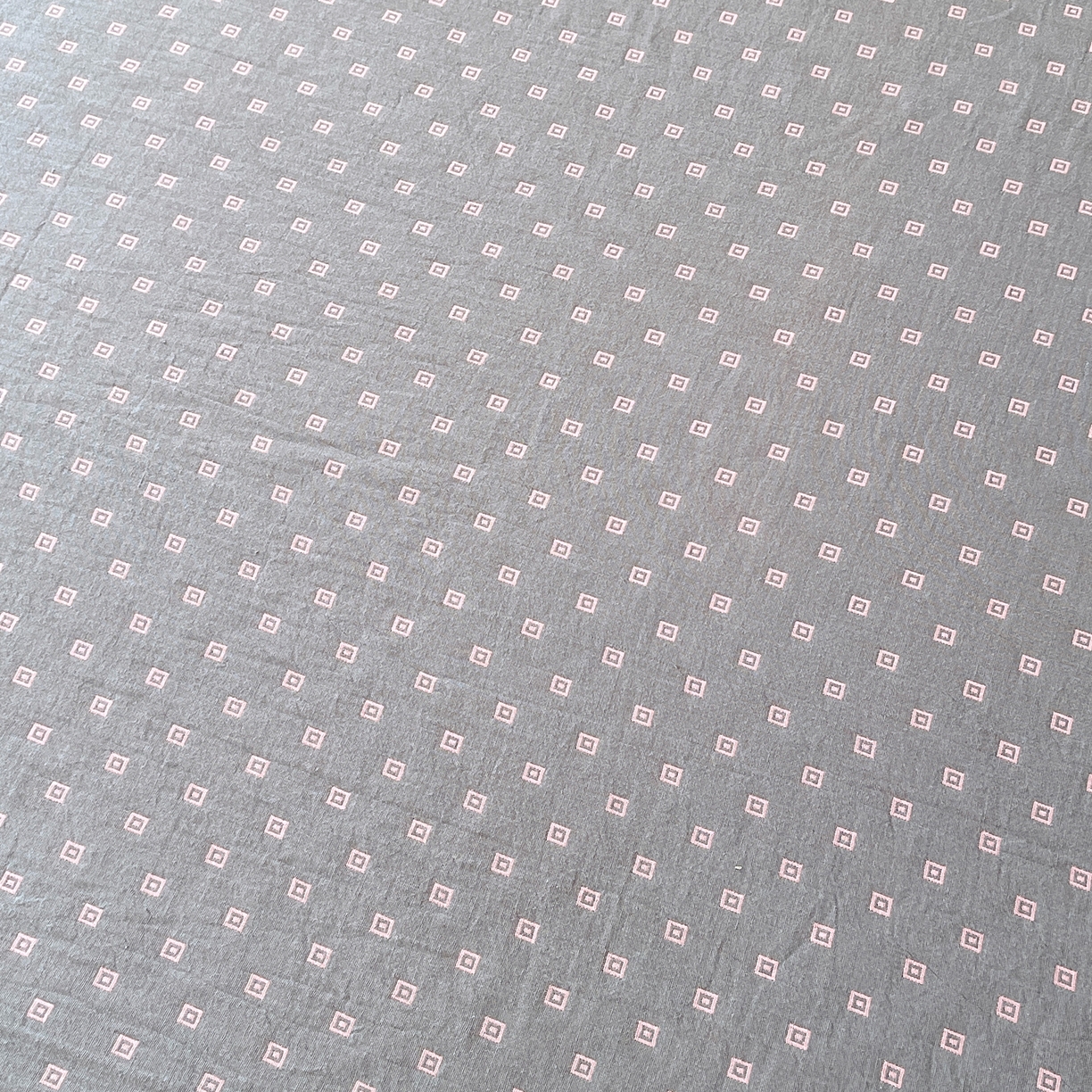 91家纺网 家纺一手货源 找家纺 春皖家纺 2026春夏新款（正反两用）A类提花双层纱单床笠 回家-粉灰