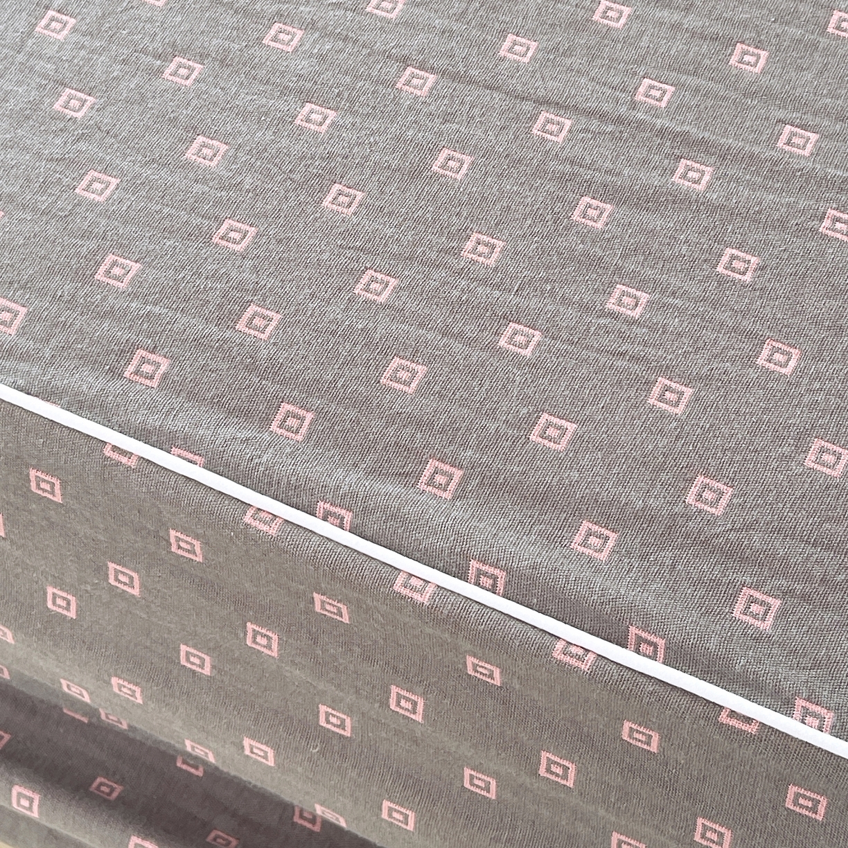 91家纺网 家纺一手货源 找家纺 春皖家纺 2026春夏新款（正反两用）A类提花双层纱单床笠 回家-粉灰