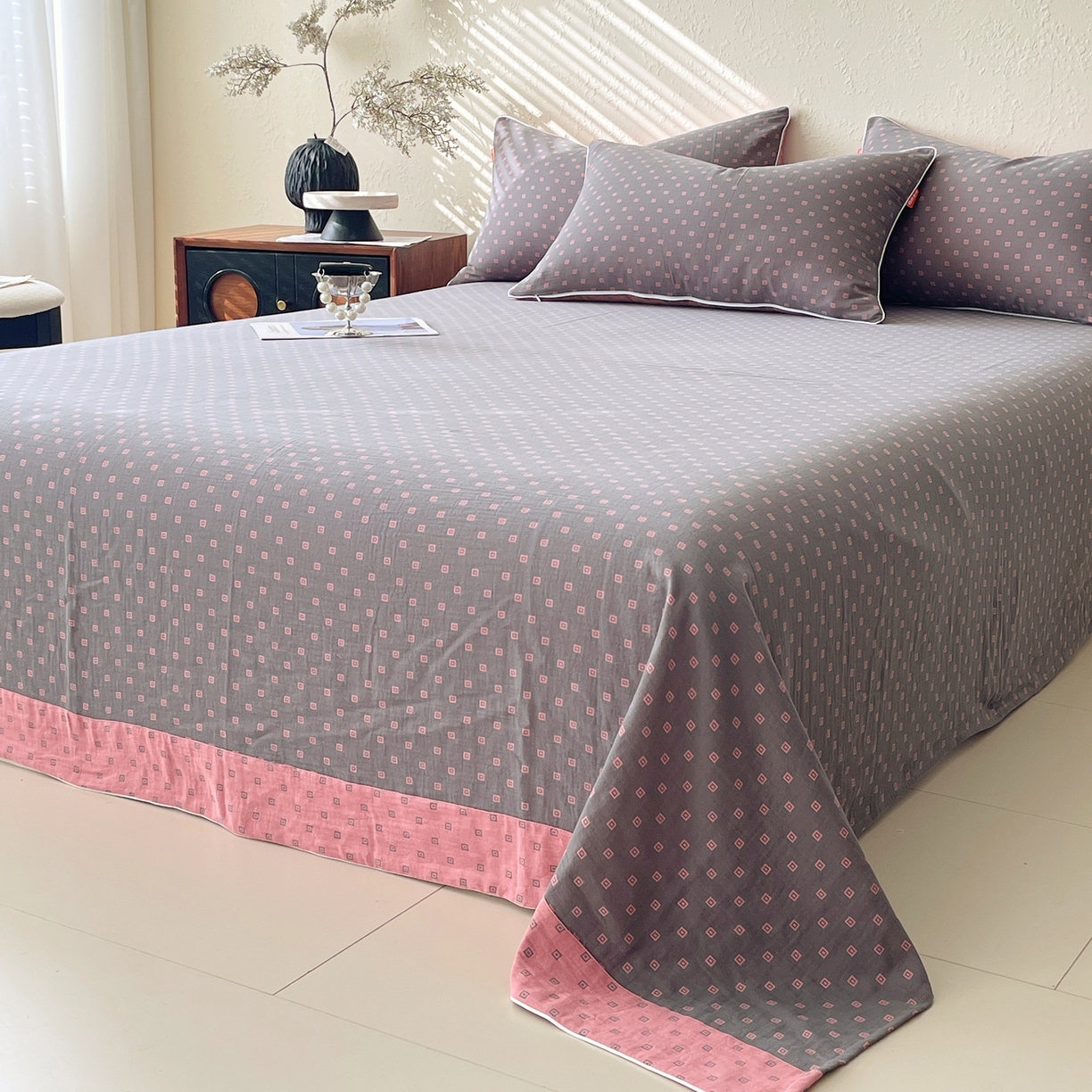 91家纺网 家纺一手货源 找家纺 春皖家纺 2026春夏新款（正反两用）A类提花双层纱单床单 回家-粉灰