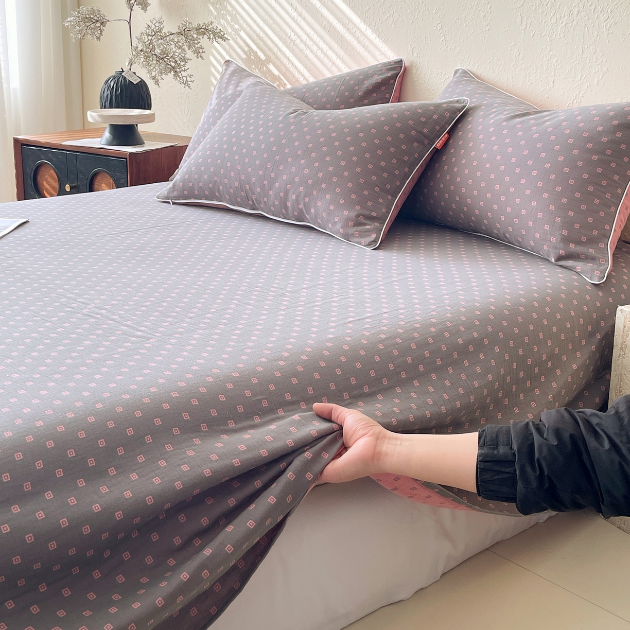 91家纺网 家纺一手货源 找家纺 春皖家纺 2026春夏新款（正反两用）A类提花双层纱单床单 回家-粉灰