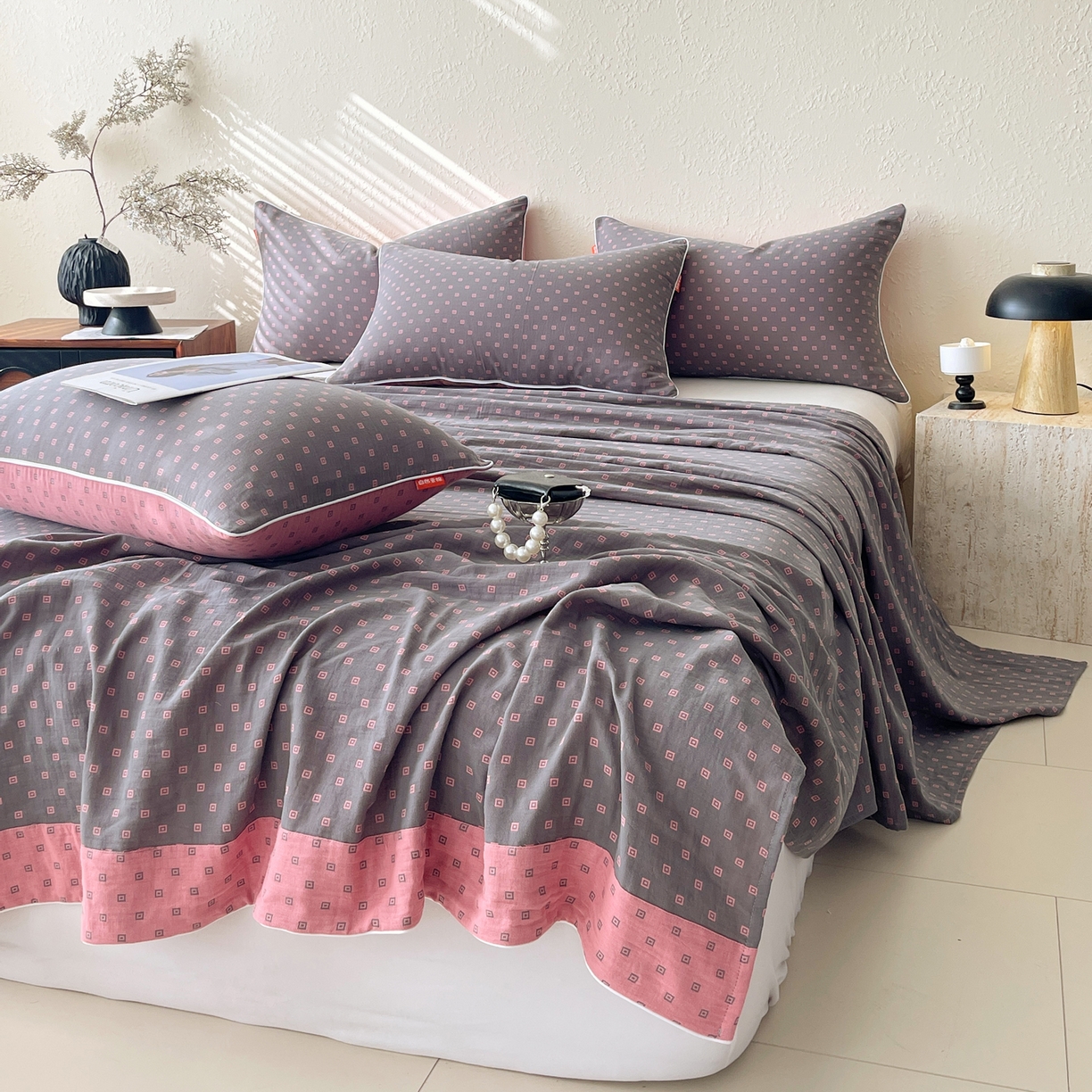 91家纺网 家纺一手货源 找家纺 春皖家纺 2026春夏新款（正反两用）A类提花双层纱单床单 回家-粉灰