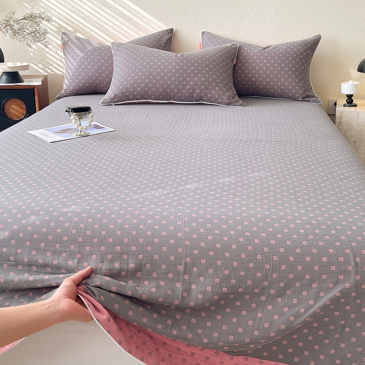 91家纺网 家纺一手货源 找家纺 春皖家纺 2026春夏新款（正反两用）A类提花双层纱单床单 回家-粉灰