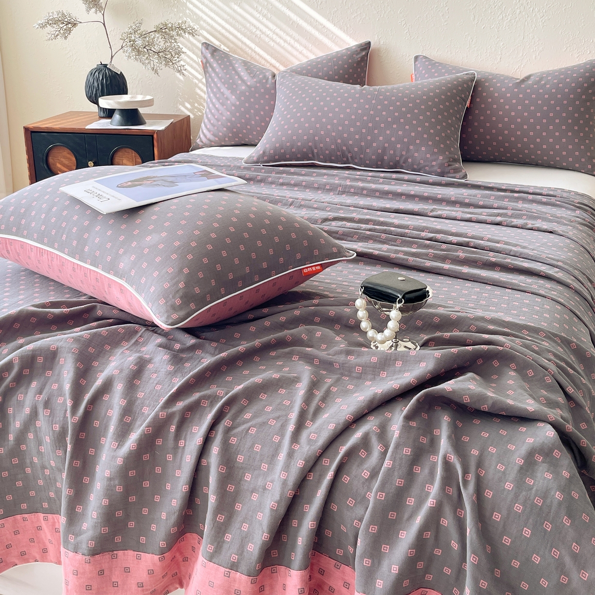 91家纺网 家纺一手货源 找家纺 春皖家纺 2026春夏新款（正反两用）A类提花双层纱单床单 回家-粉灰