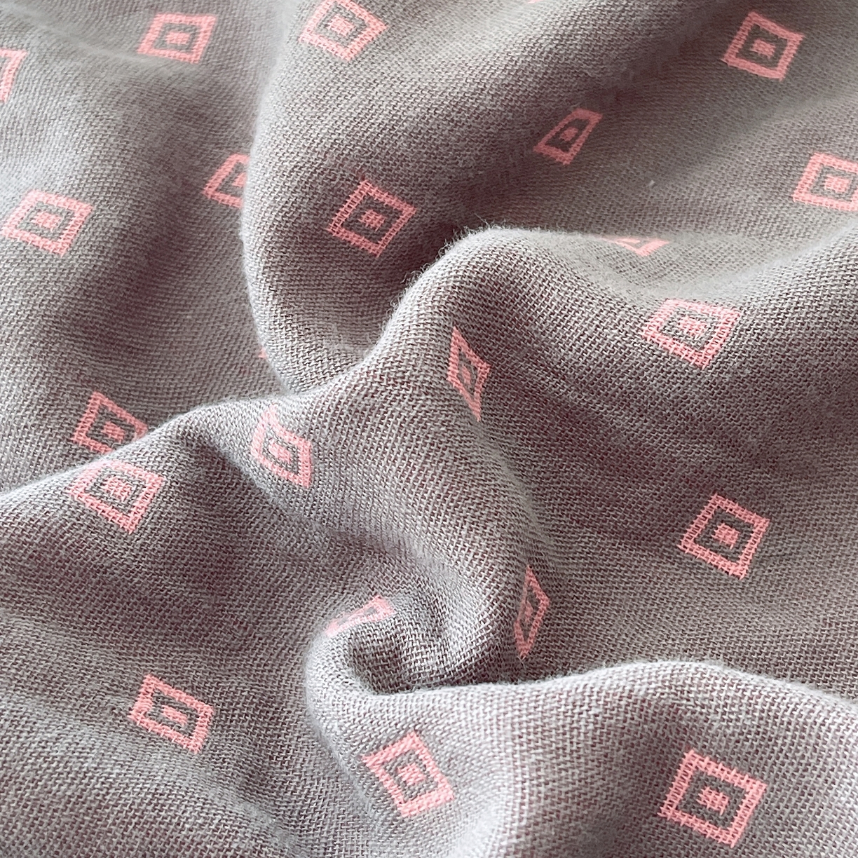 91家纺网 家纺一手货源 找家纺 春皖家纺 2026春夏新款（正反两用）A类提花双层纱单床单 回家-粉灰