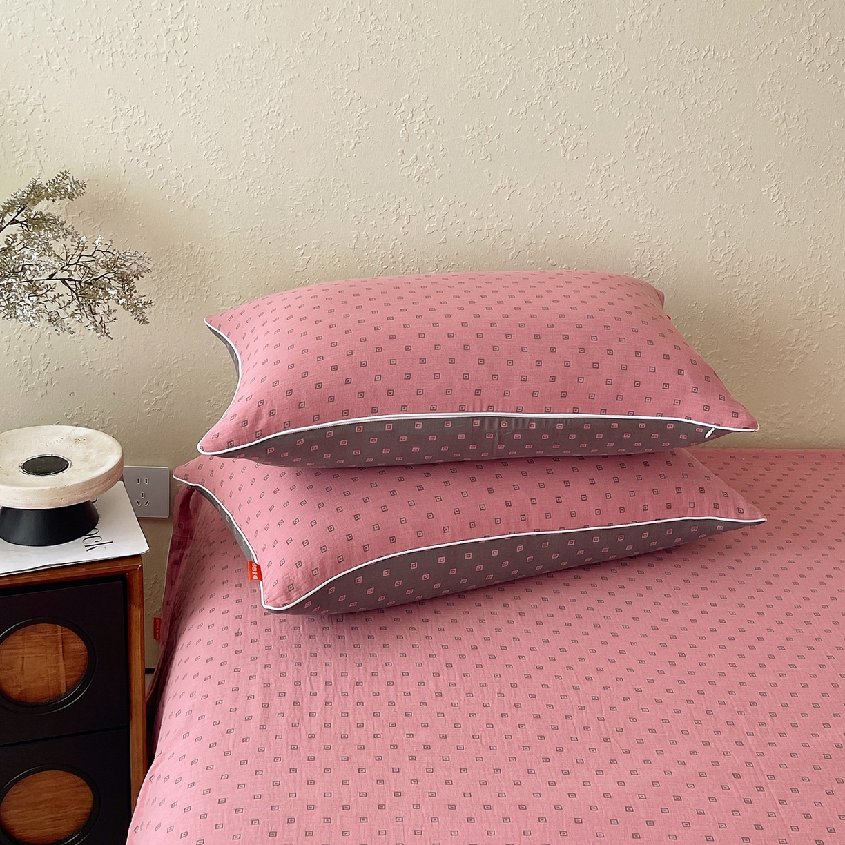 91家纺网 家纺一手货源 找家纺 春皖家纺 2026春夏新款（正反两用）A类提花双层纱单枕套 回家-粉灰