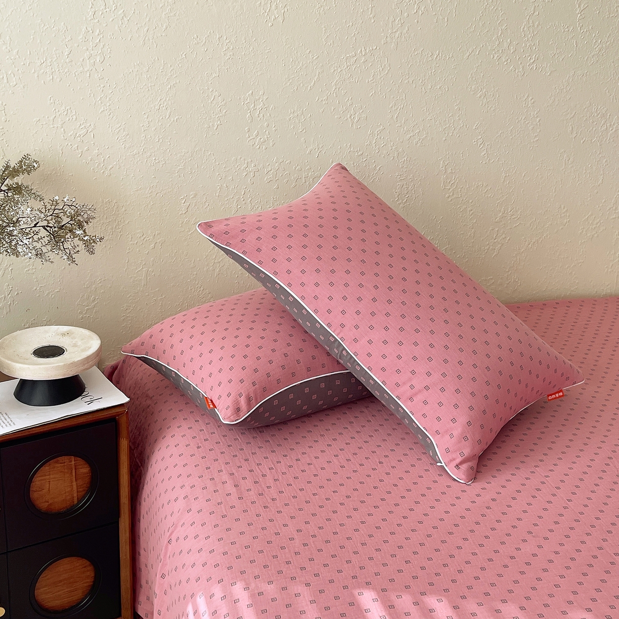 91家纺网 家纺一手货源 找家纺 春皖家纺 2026春夏新款（正反两用）A类提花双层纱单枕套 回家-粉灰