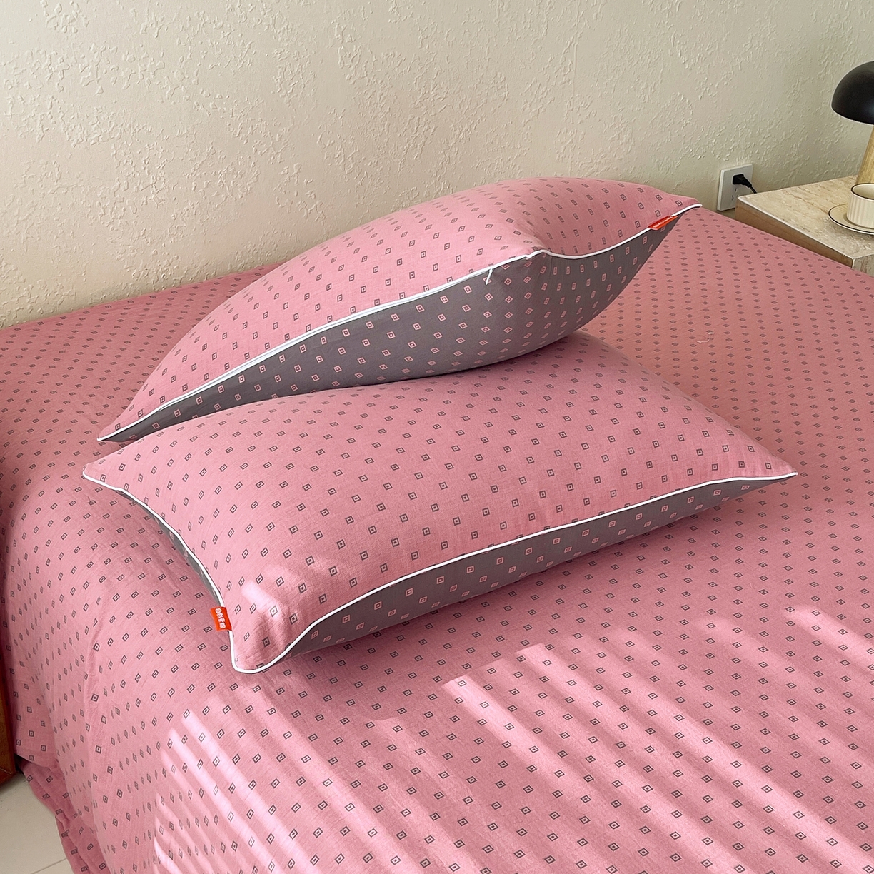 91家纺网 家纺一手货源 找家纺 春皖家纺 2026春夏新款（正反两用）A类提花双层纱单枕套 回家-粉灰