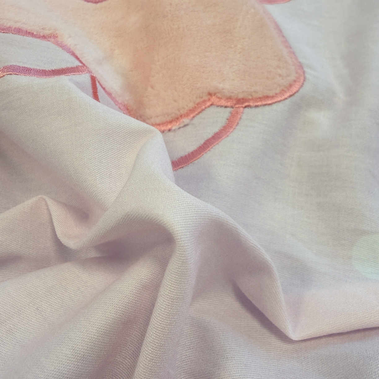 91家纺网 家纺一手货源 找家纺 懒猫家纺 2026新款A类高精密40支13374全棉纯棉喷气印花贴布绣四件套  【带礼盒】 草莓啵啵