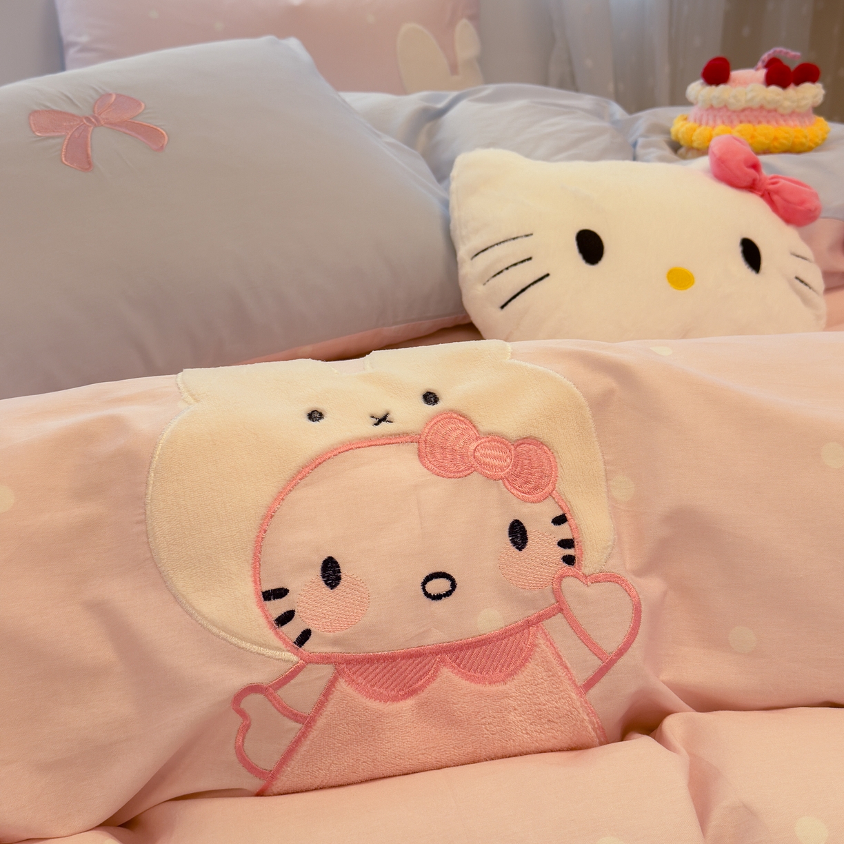 91家纺网 家纺一手货源 找家纺 懒猫家纺 2026新款A类高精密40支13374全棉纯棉喷气印花贴布绣四件套  【带礼盒】 草莓啵啵