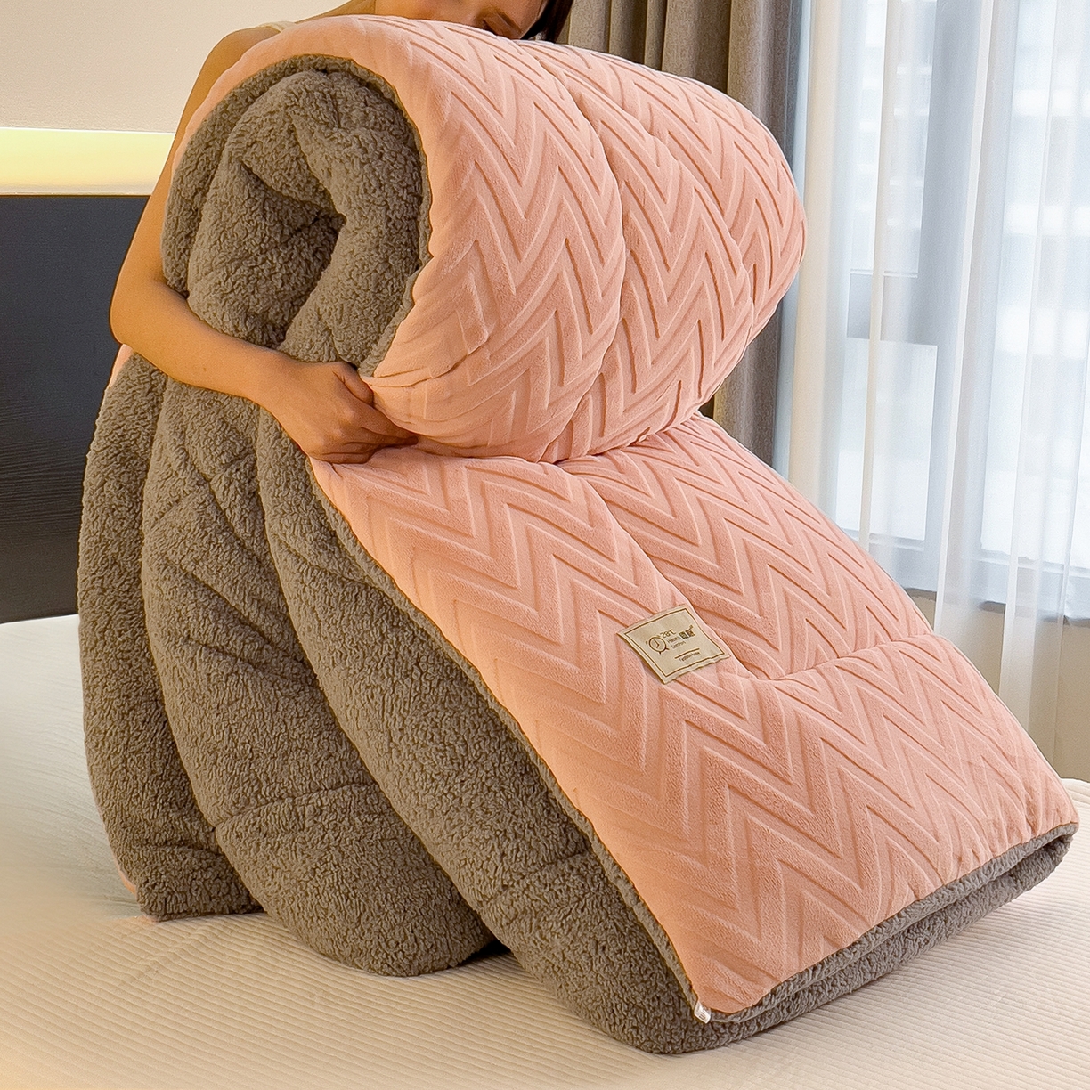 91家纺网 家纺一手货源 找家纺 好尚居 2025新款水晶绒刷花冬被被子被芯 粉玉-黑