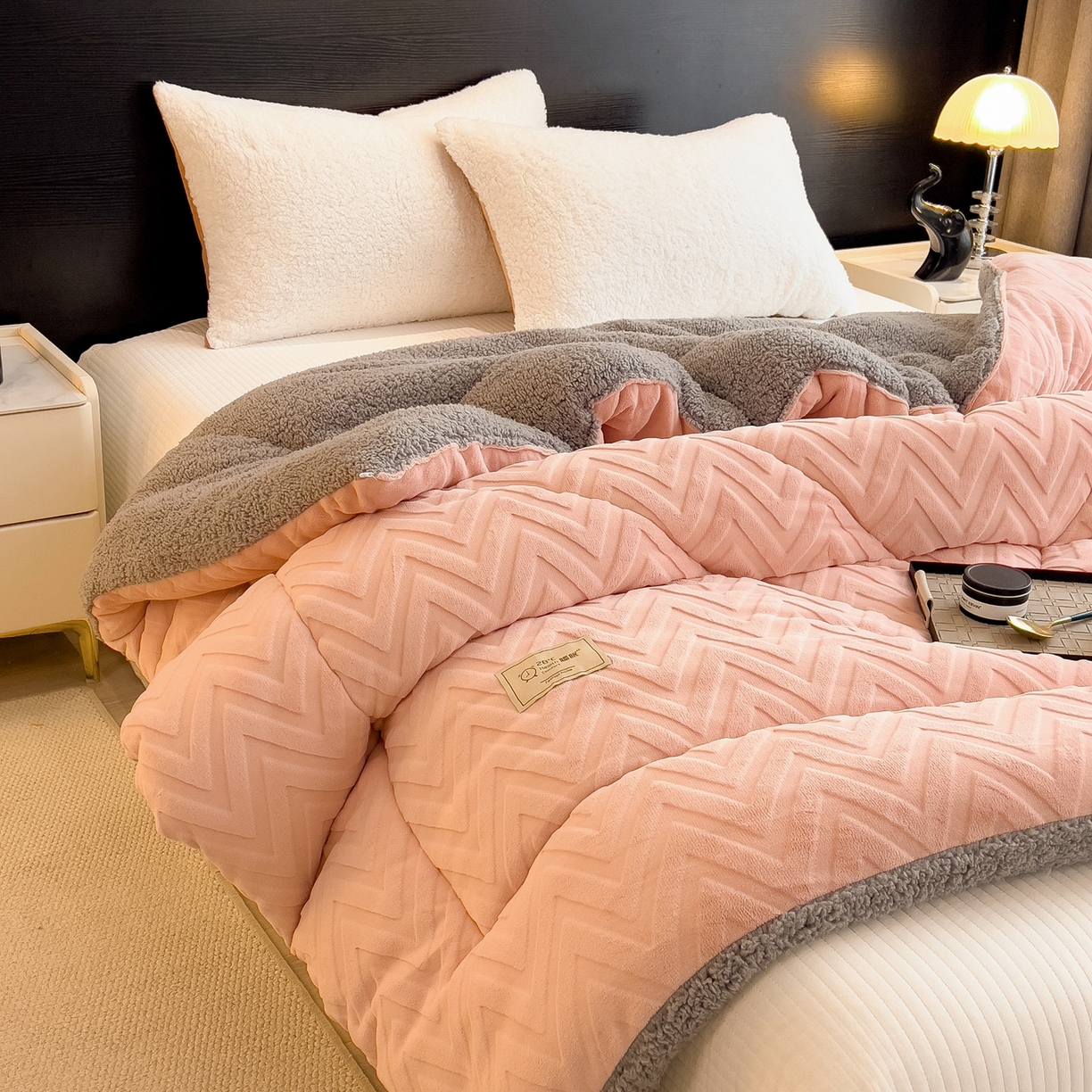 91家纺网 家纺一手货源 找家纺 好尚居 2025新款水晶绒刷花冬被被子被芯 粉玉-黑