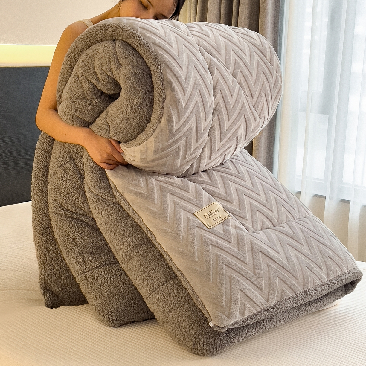 91家纺网 家纺一手货源 找家纺 好尚居 2025新款水晶绒刷花冬被被子被芯 浅灰-黑