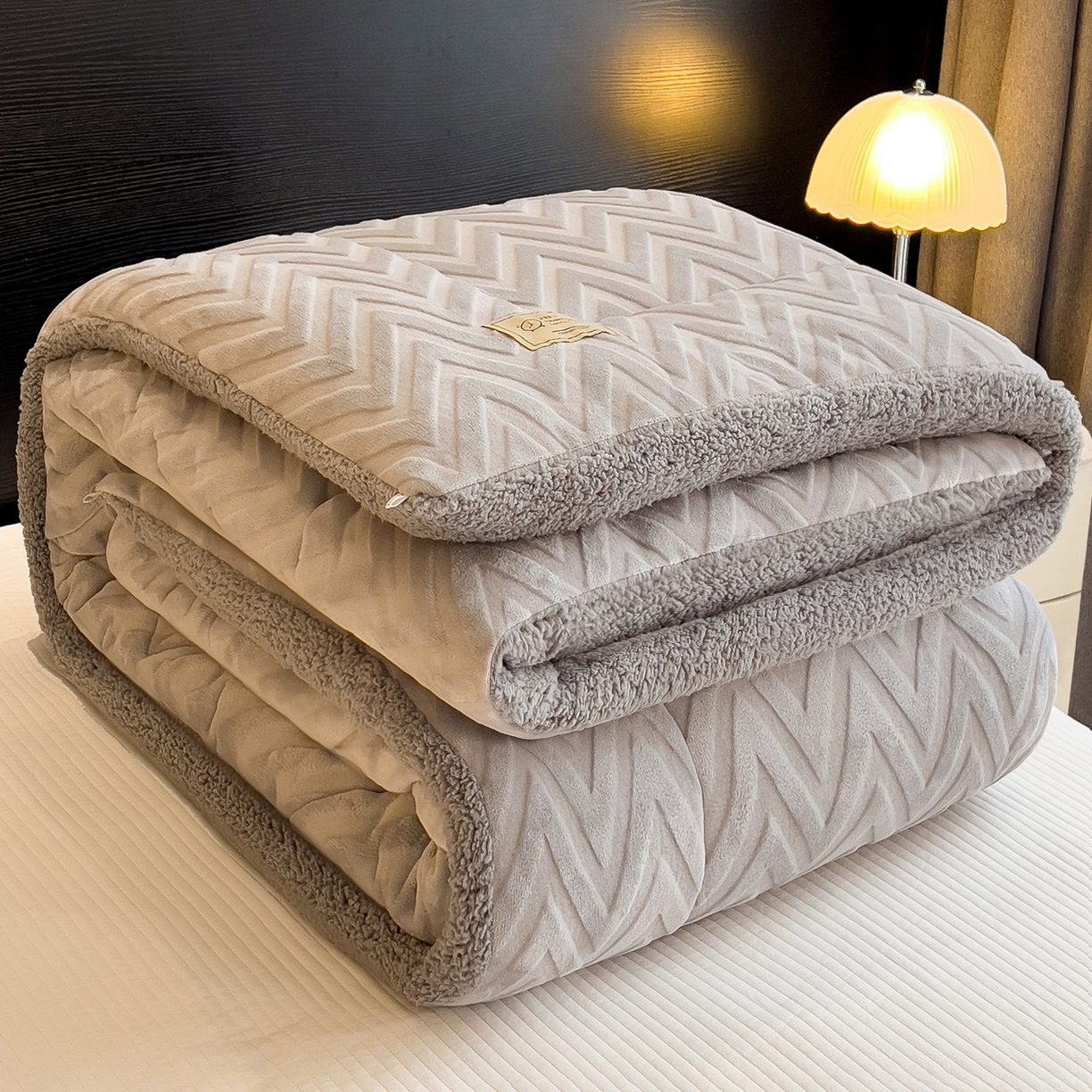 91家纺网 家纺一手货源 找家纺 好尚居 2025新款水晶绒刷花冬被被子被芯 浅灰-黑