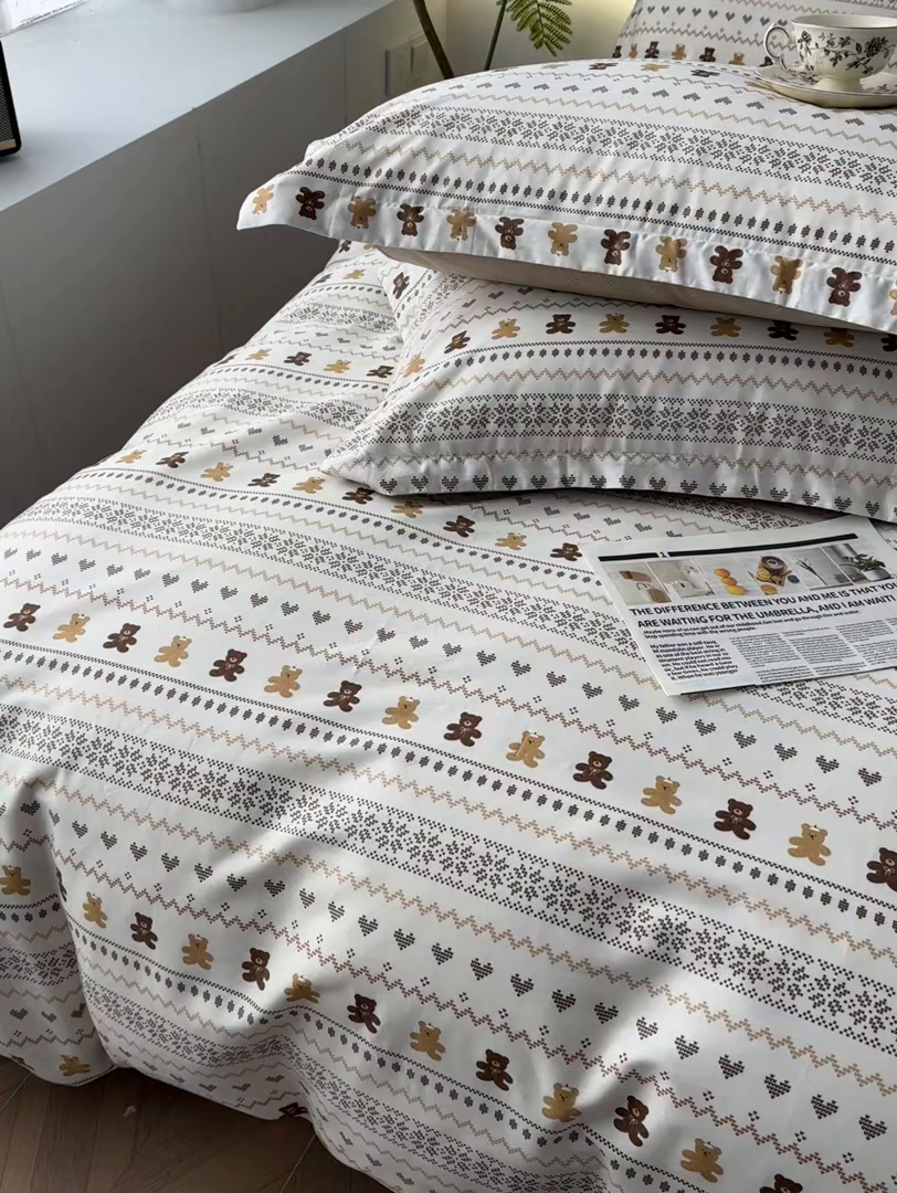 91家纺网 家纺一手货源 找家纺 红淳家纺 2026新款13070全棉纯棉印花四件套系列 咖啡熊