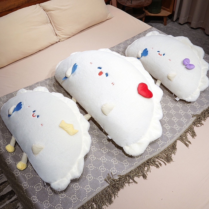 91家纺网 家纺一手货源 找家纺 仟亿莱 2026新款兔毛饺子“饺”好运床头靠枕 红色爱心饺子