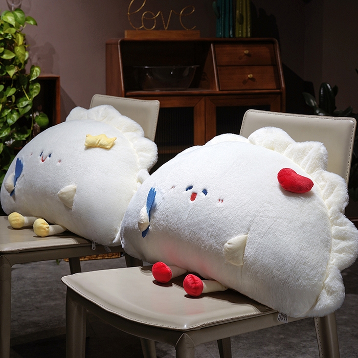 91家纺网 家纺一手货源 找家纺 仟亿莱 2026新款兔毛饺子“饺”好运床头靠枕 红色爱心饺子