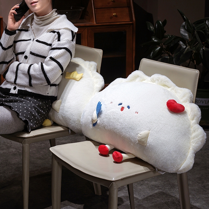 91家纺网 家纺一手货源 找家纺 仟亿莱 2026新款兔毛饺子“饺”好运床头靠枕 红色爱心饺子