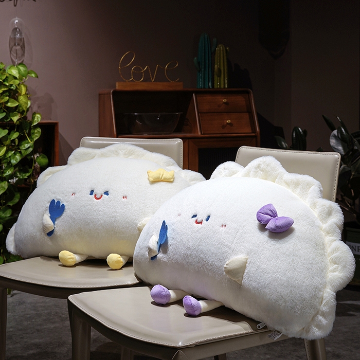 91家纺网 家纺一手货源 找家纺 仟亿莱 2026新款兔毛饺子“饺”好运床头靠枕 组合图（仅供展示不可下单）