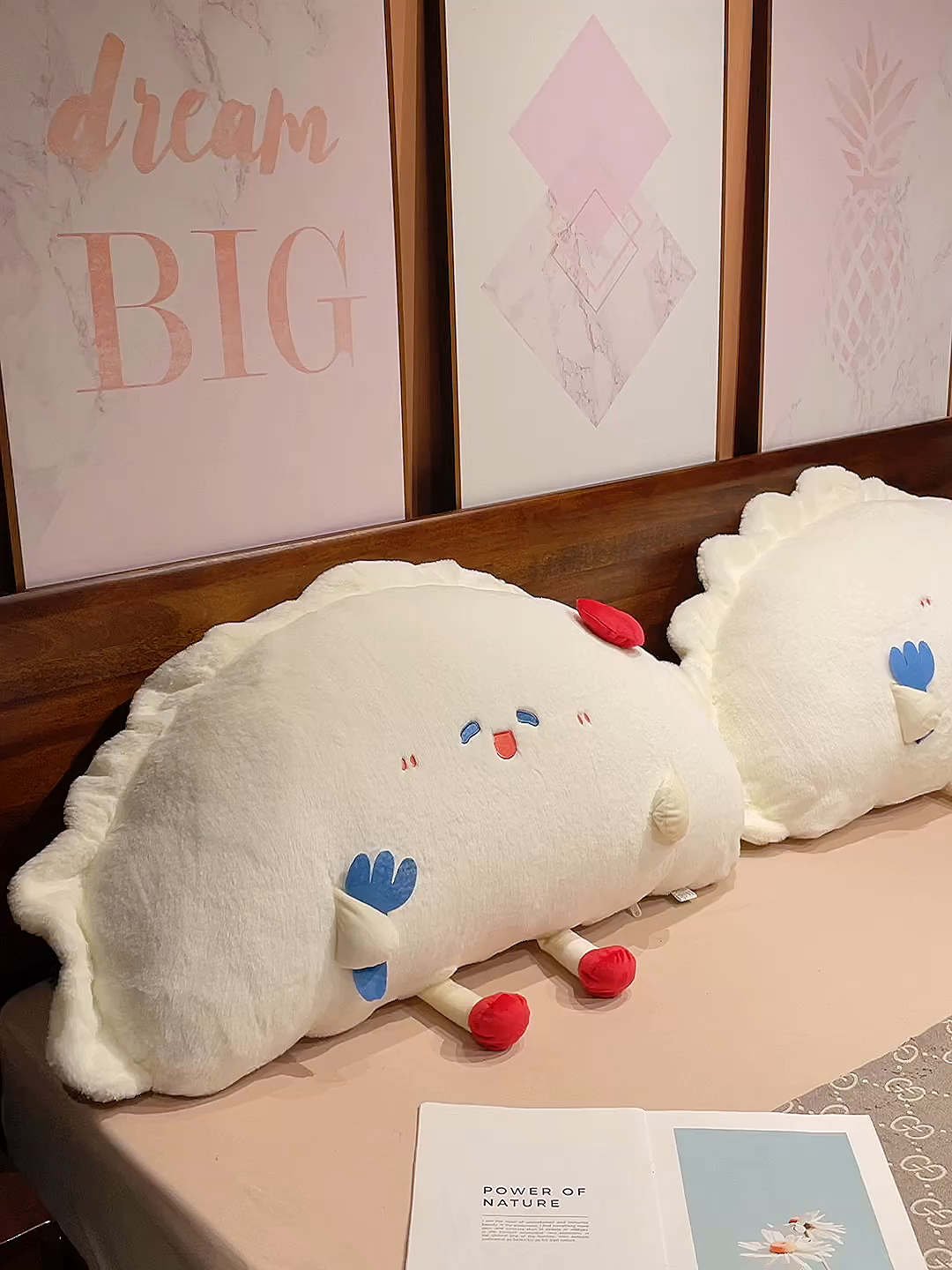 91家纺网 家纺一手货源 找家纺 仟亿莱 2026新款兔毛饺子“饺”好运床头靠枕 组合图（仅供展示不可下单）