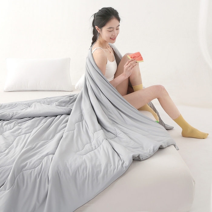 91家纺网 家纺一手货源 找家纺 亚龙工厂店 2024新款冰淇淋云母凉感瓜瓜抗菌夏被浅灰