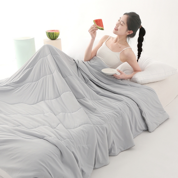 91家纺网 家纺一手货源 找家纺 亚龙工厂店 2024新款冰淇淋云母凉感瓜瓜抗菌夏被浅灰