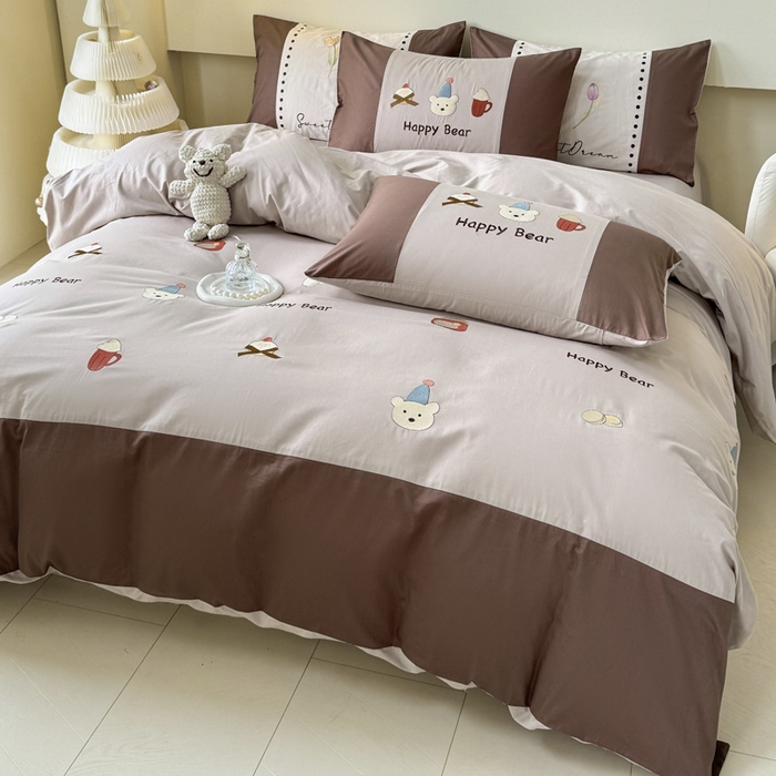 91家纺网 家纺一手货源 找家纺 波比可可 2026新款全棉纯棉可爱刺绣四件套 啤酒熊