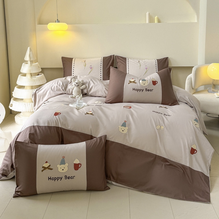 91家纺网 家纺一手货源 找家纺 波比可可 2026新款全棉纯棉可爱刺绣四件套 啤酒熊