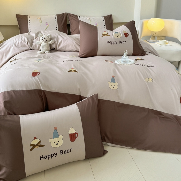 91家纺网 家纺一手货源 找家纺 波比可可 2026新款全棉纯棉可爱刺绣四件套 啤酒熊