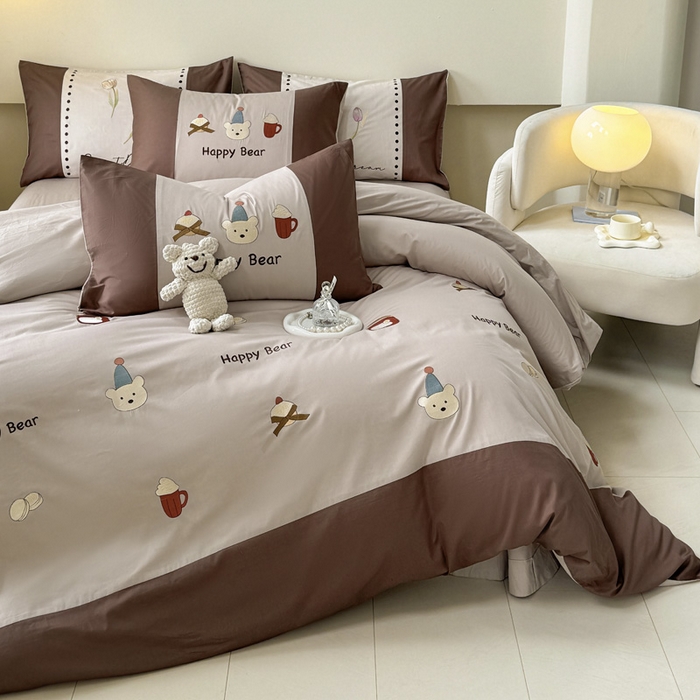 91家纺网 家纺一手货源 找家纺 波比可可 2026新款全棉纯棉可爱刺绣四件套 啤酒熊