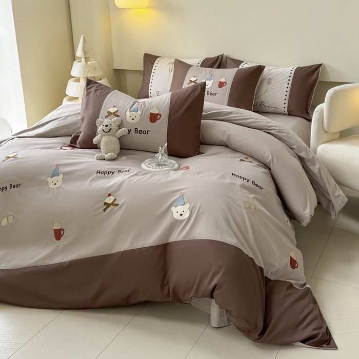 91家纺网 家纺一手货源 找家纺 波比可可 2026新款全棉纯棉可爱刺绣四件套 啤酒熊