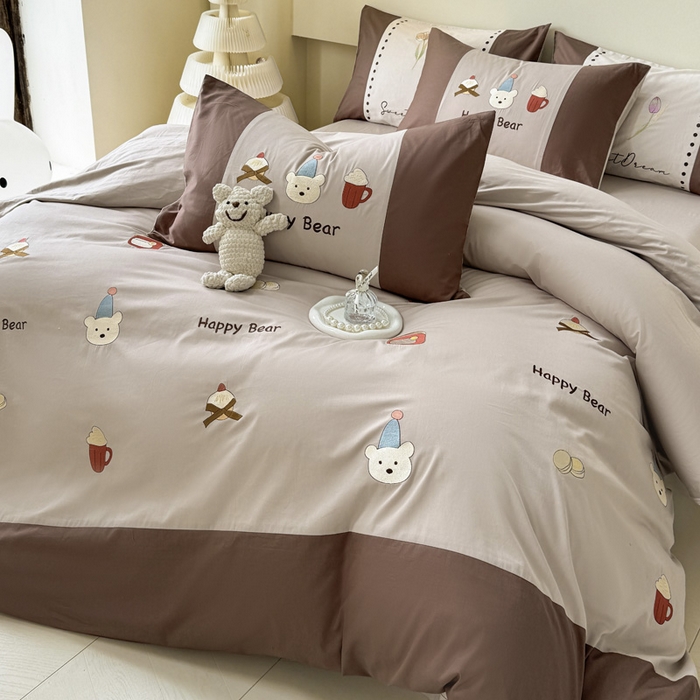 91家纺网 家纺一手货源 找家纺 波比可可 2026新款全棉纯棉可爱刺绣四件套 啤酒熊