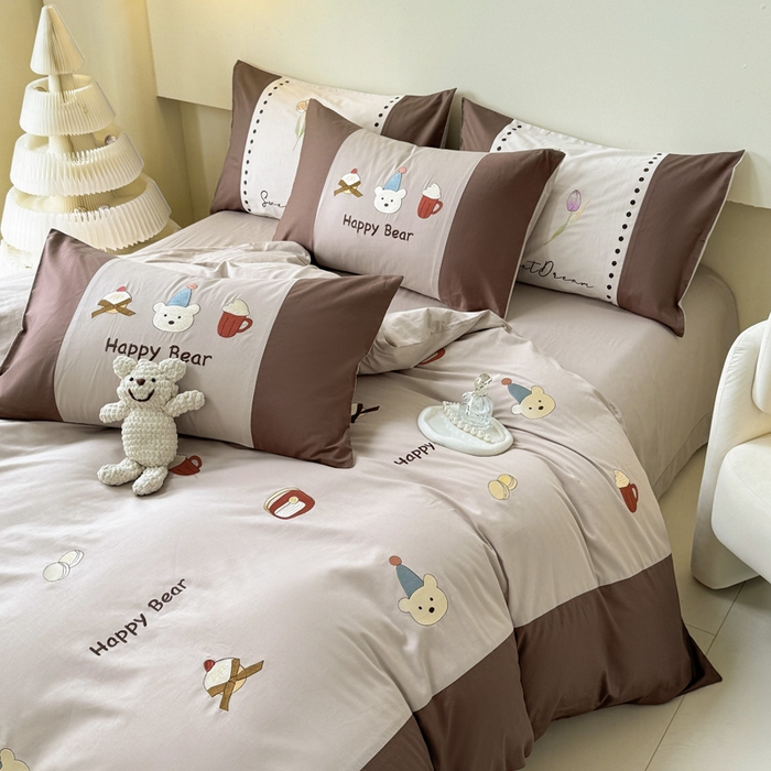 91家纺网 家纺一手货源 找家纺 波比可可 2026新款全棉纯棉可爱刺绣四件套 啤酒熊