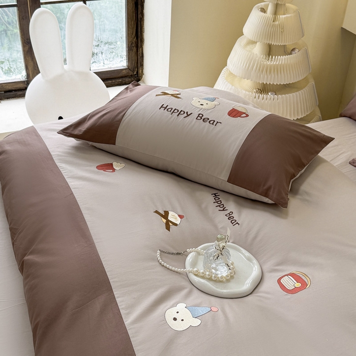 91家纺网 家纺一手货源 找家纺 波比可可 2026新款全棉纯棉可爱刺绣四件套 啤酒熊