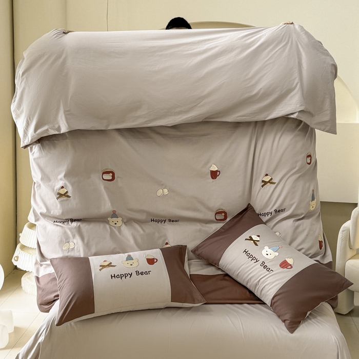 91家纺网 家纺一手货源 找家纺 波比可可 2026新款全棉纯棉可爱刺绣四件套 啤酒熊