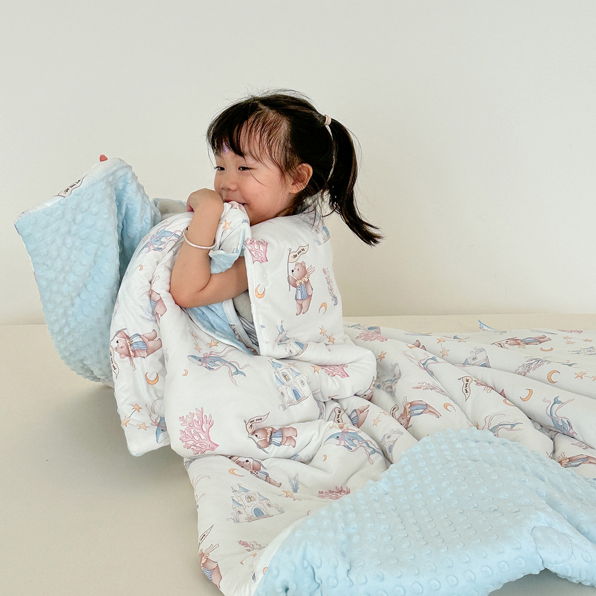 91家纺网 家纺一手货源 找家纺 小芽家居 2026新款儿童拥抱被保暖防踢被 被子被芯 海底世界