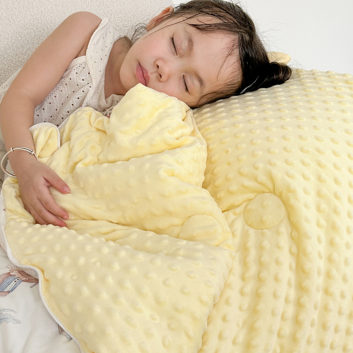 91家纺网 家纺一手货源 找家纺 小芽家居 2026新款儿童拥抱被保暖防踢被 被子被芯 环球旅行