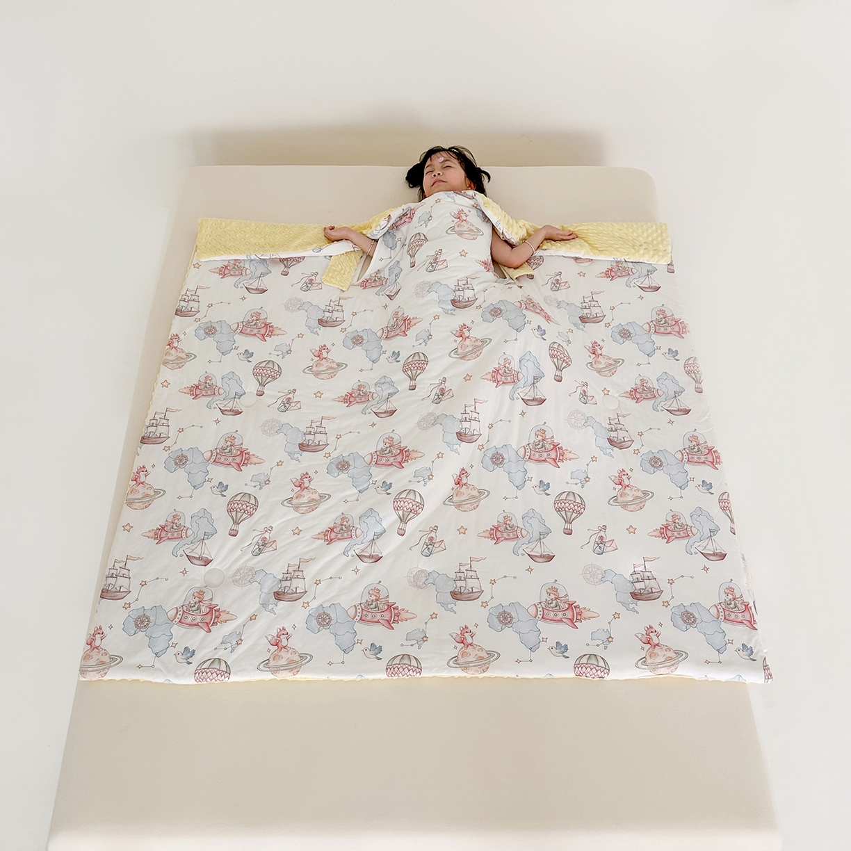 91家纺网 家纺一手货源 找家纺 小芽家居 2026新款儿童拥抱被保暖防踢被 被子被芯 环球旅行