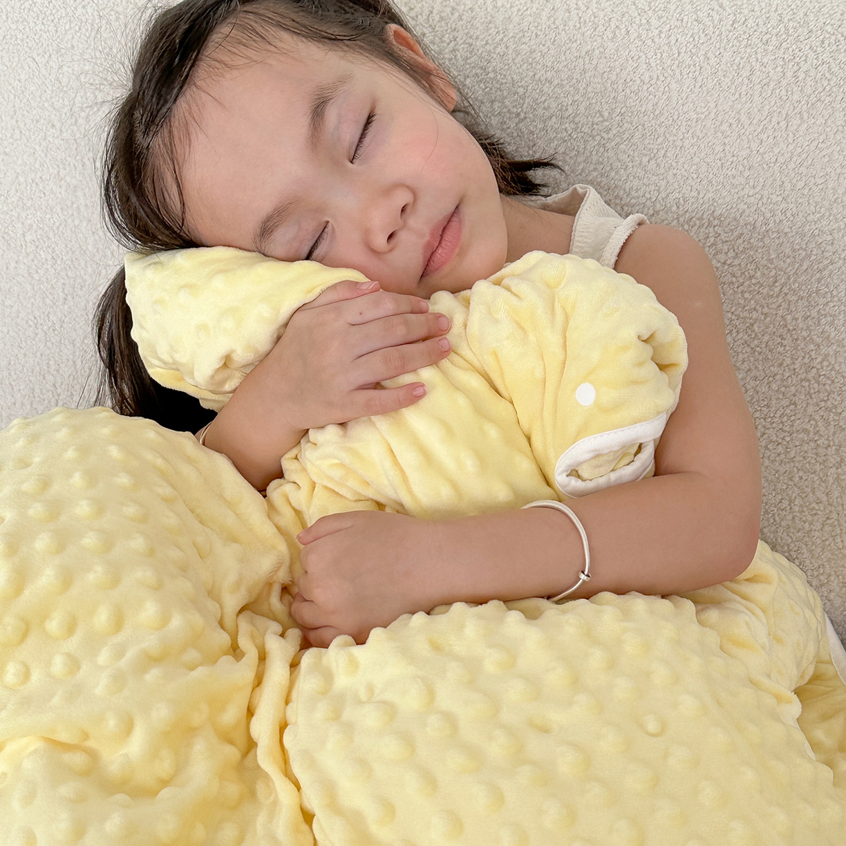 91家纺网 家纺一手货源 找家纺 小芽家居 2026新款儿童拥抱被保暖防踢被 被子被芯 环球旅行