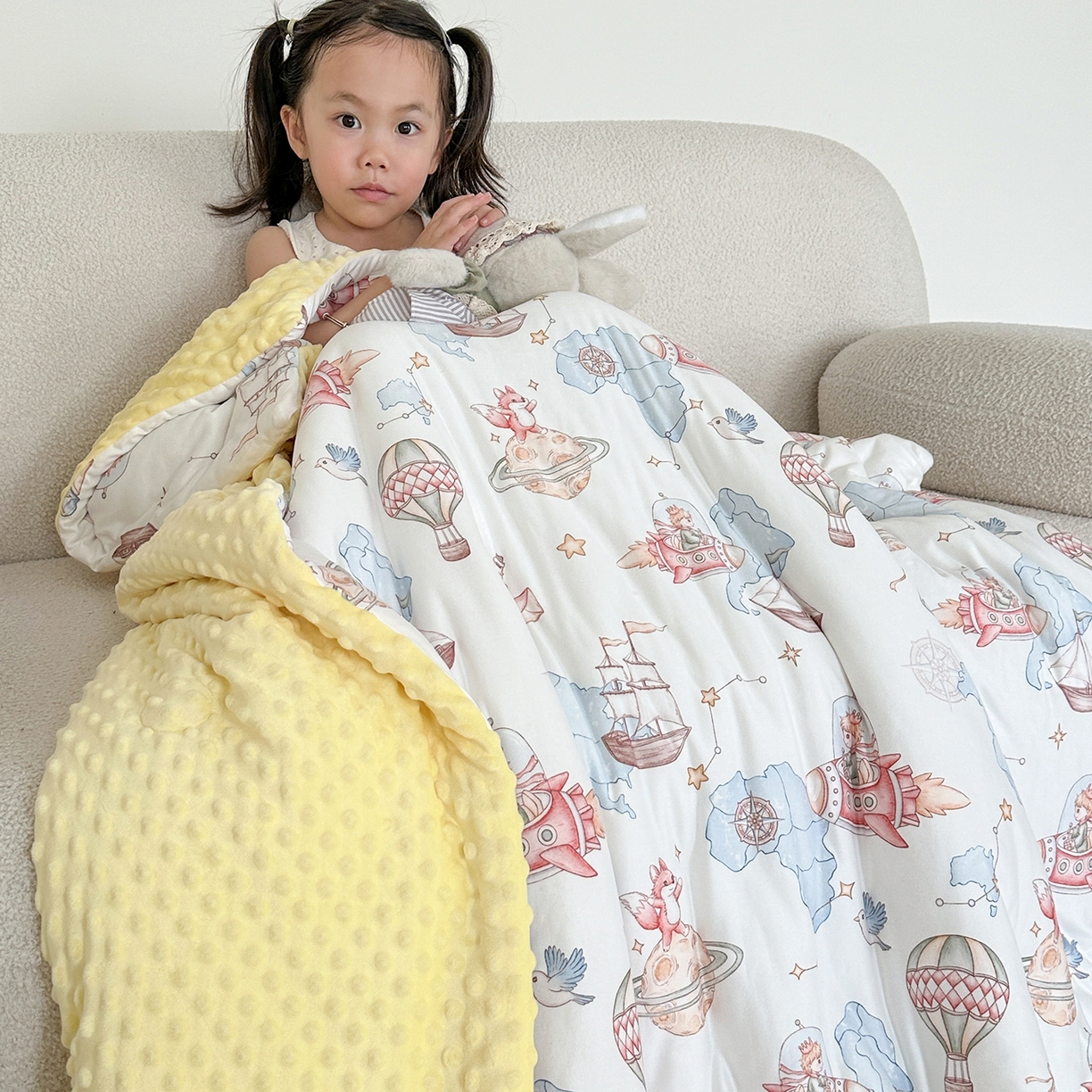 91家纺网 家纺一手货源 找家纺 小芽家居 2026新款儿童拥抱被保暖防踢被 被子被芯 环球旅行